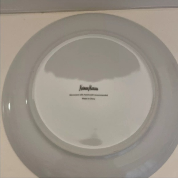 NEIMAN MARCUS Holiday Christmas Plates Set of 4- 9" Please Read - Picture 6 of 11